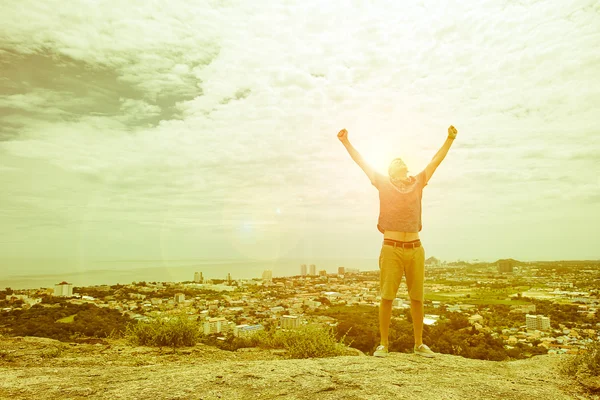 Man stay on the top of mountain — Stock Photo, Image