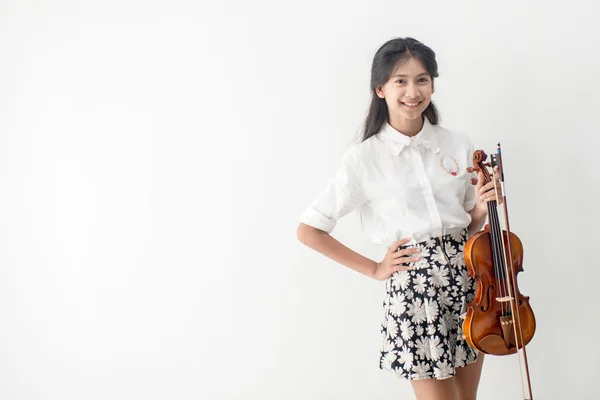 Азиатский подросток играет на скрипке рядом с окном, концепция эмоций . — стоковое фото