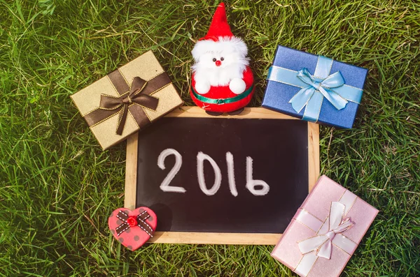 Weihnachtsdekoration auf grünem Gras. — Stockfoto