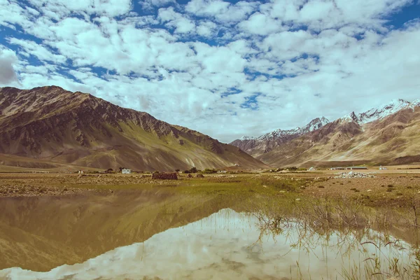 Vue de la vallée du Zanskar autour de Padum villange et grand himalayen — Photo