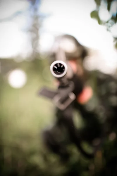 Selective focus soldier maneuver with machine gun — Stock Photo, Image