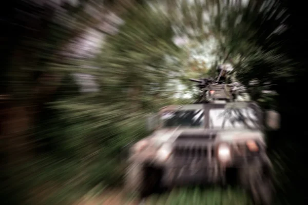 Rozmazané pozadí voják na humvee v džungli. — Stock fotografie