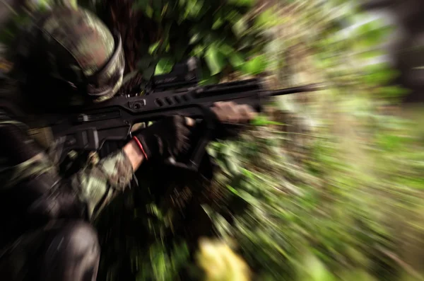 Maniobra de soldado de fondo borroso con ametralladora — Foto de Stock
