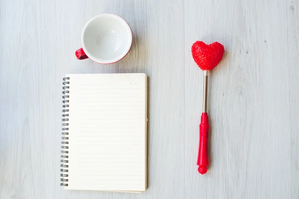 Concepto de amor, café en blanco, forma de corazón y cuaderno de papel en — Foto de Stock