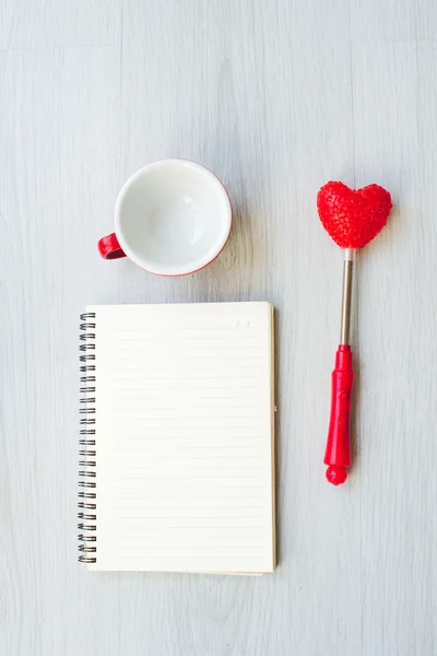 Liebeskonzept, leerer Kaffee, Herzform und Notizbuch auf Papier — Stockfoto