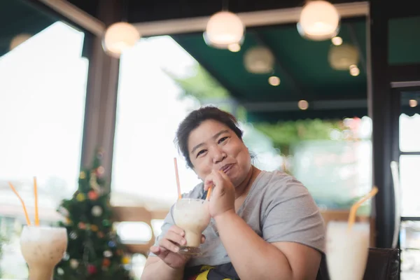 Gelukkig Aziatische vrouw in een café — Stockfoto