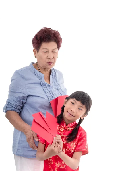 Çince ile kırmızı zarf onunla uygun kırmızı giyen ağlayan kız — Stok fotoğraf