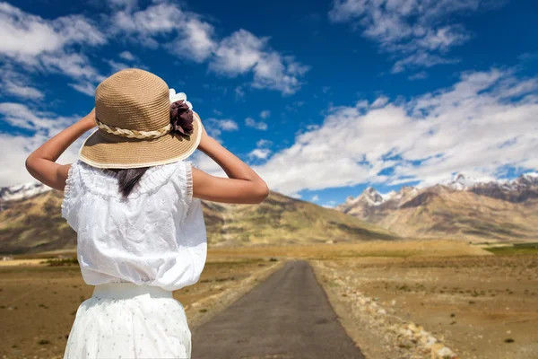 Hátul utazó lány egy út, Zanskar-völgy-Demeter — Stock Fotó