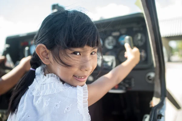 Asian girl in cockpit of plane with sunny day. — Stock Photo, Image