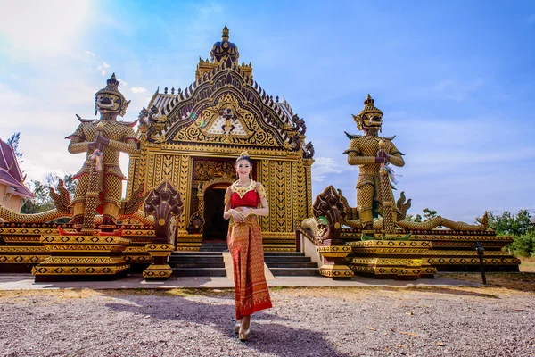 Mujer tailandesa en traje tradicional de Tailandia de pie en frente — Foto de Stock