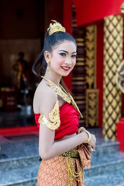 Mujer tailandesa en traje tradicional de Tailandia —  Fotos de Stock