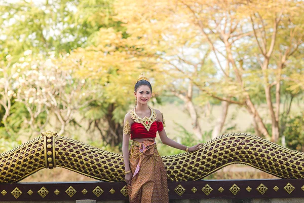 Thaise vrouw in traditioneel kostuum van Thailand — Stockfoto