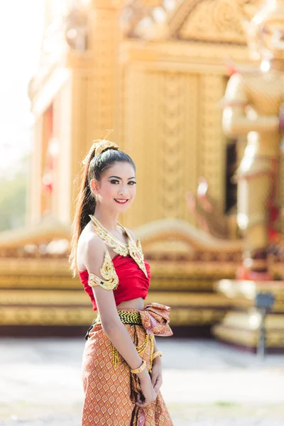 Mujer tailandesa en traje tradicional de Tailandia —  Fotos de Stock