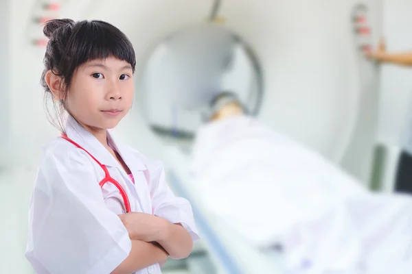 Doctor girl with Blurry background examining patient before CT s — Stock Photo, Image