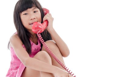 Asyalı kız kırmızı retro telefon ile üzerine beyaz izole