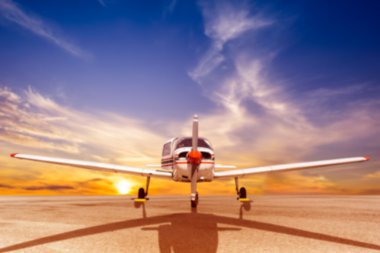 Bulanık arka plan pervaneli uçak havaalanında otopark