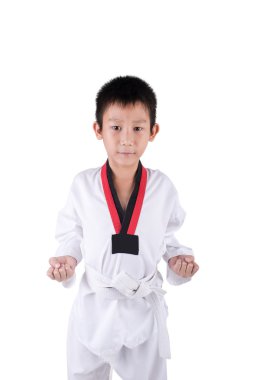 Kırpma yolu ile beyaz bir arka plan üzerinde poz karate çocuk