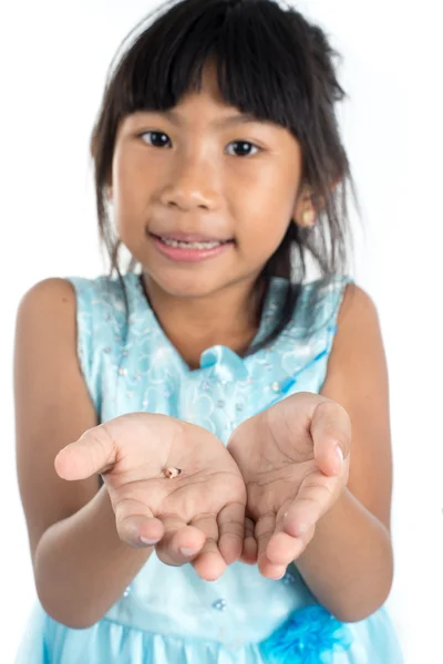 6 years old child has lost the baby tooth. The girl is holding t — Stock Photo, Image