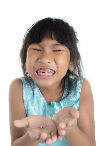Enfant de 6 ans a perdu la dent de bébé. La fille tient t — Photo