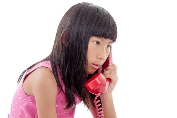 Азиатка с красным ретро-телефоном, изолированная на белом — стоковое фото