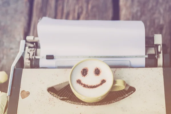 Skrivmaskin med kaffe kopp, sepia ton. — Stockfoto