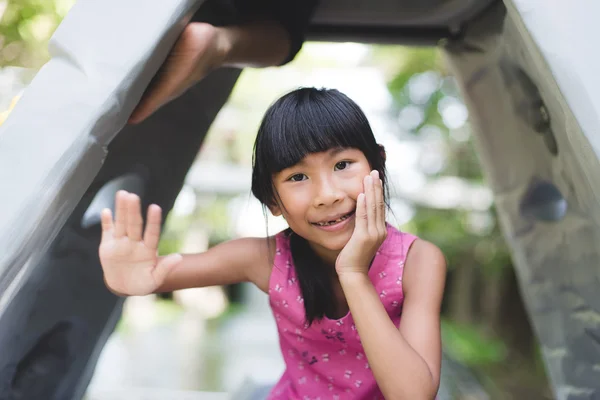 Glücklich asiatische Kinder spielen auf Spielplatz im Freien. — Stockfoto