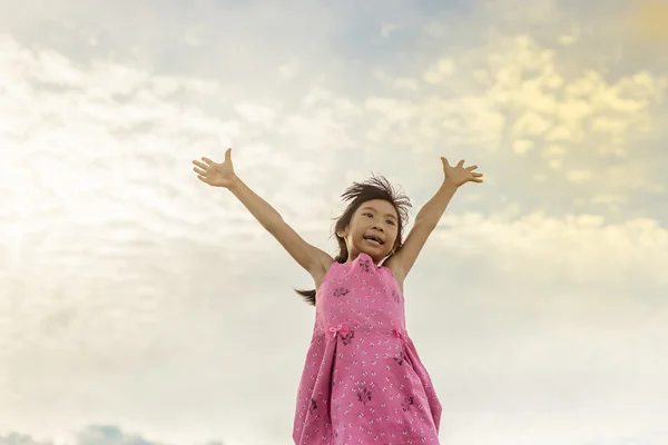 Gelukkig Aziatisch meisje concept met hemel en vintage Toon. — Stockfoto