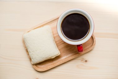 Ton balıklı sandviç ve kahve