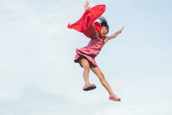 赤い布で空へとジャンプ モーション. — ストック写真