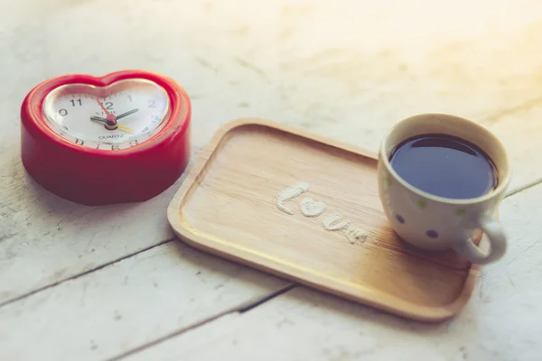 Liebesbotschaft durch Puderzucker mit Kaffeetasse und roter Herzform — Stockfoto