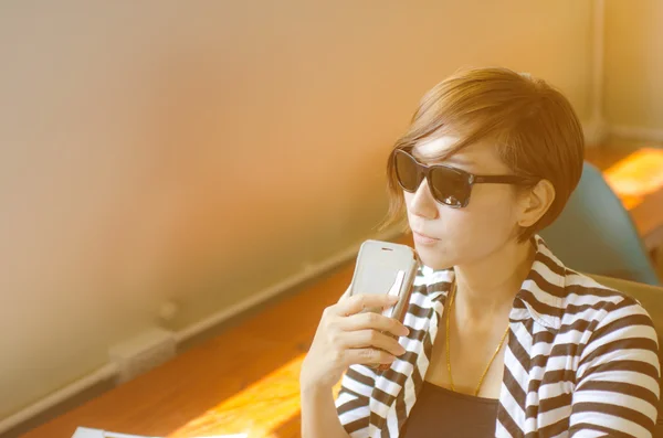 Retrato de mulher inteligente relaxante no café . — Fotografia de Stock