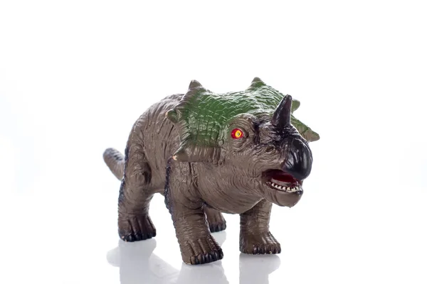 Triceratops oyuncağın üstüne beyaz — Stok fotoğraf