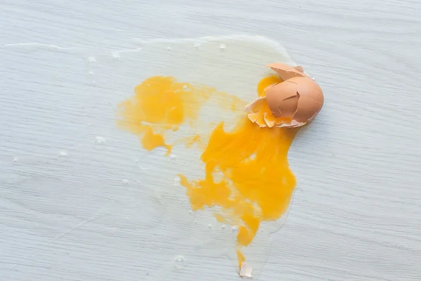 Broken egg on floor. — Stock Photo, Image