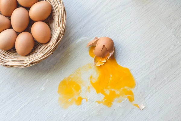 Broken egg on floor. — Stock Photo, Image