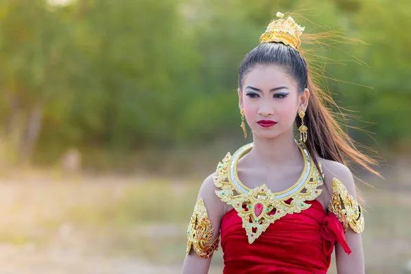 Mujer tailandesa en traje tradicional de Tailandia — Foto de Stock