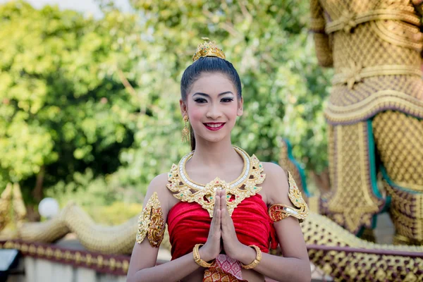 Thaise vrouw in traditioneel kostuum — Stockfoto