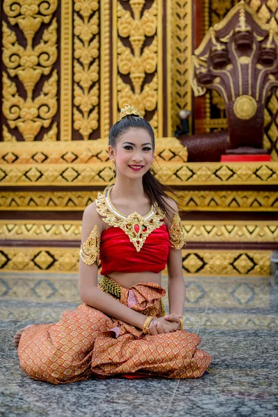 Mujer tailandesa en traje tradicional —  Fotos de Stock