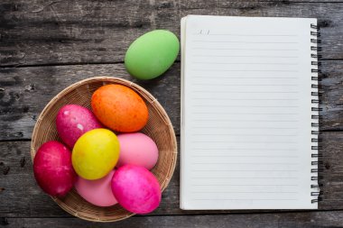 Paskalya yumurtaları ve beyaz dizüstü