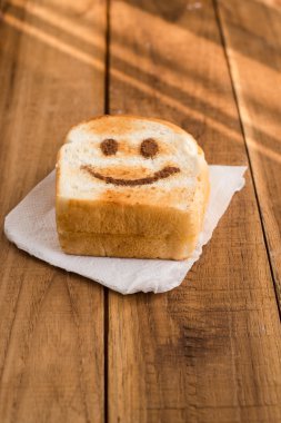 Masaya tost mutlu.
