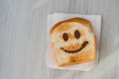 Ahşap masa üzerinde tost mutlu.