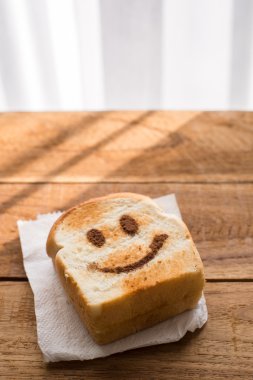 Ahşap masa üzerinde tost mutlu