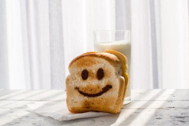 Ahşap masa üzerinde tost mutlu