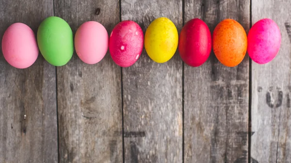 Huevos de Pascua en mesa — Foto de Stock