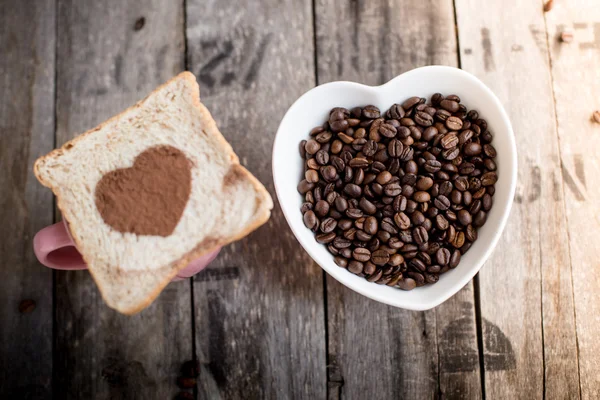 Bröd slice med hjärta form — Stockfoto