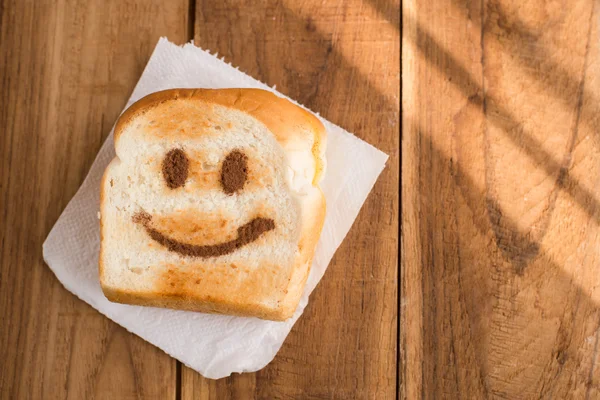 Happy rostat på bord. — Stockfoto