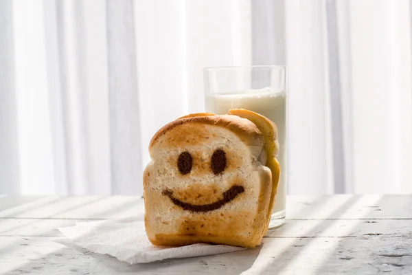 Ahşap masa üzerinde tost mutlu — Stok fotoğraf