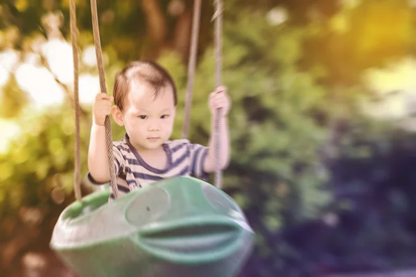 Aziatisch meisje spelen op de speelplaats. — Stockfoto