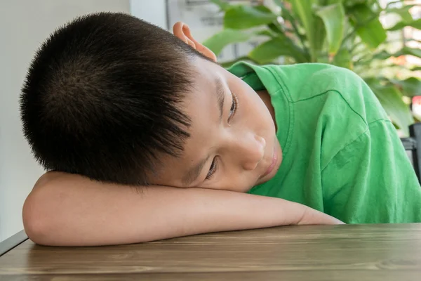 Schläfriger asiatischer Junge — Stockfoto