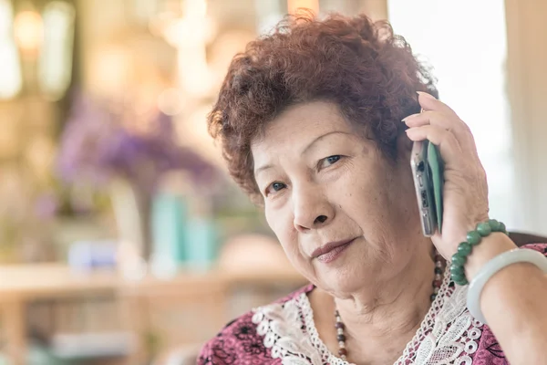 Gelukkig Aziatische senior vrouw — Stockfoto