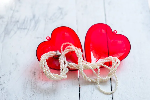 Collar de perlas en caja roja de regalo sobre fondo de madera . — Foto de Stock